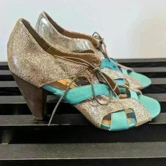 Women's Aldo Bootie Heels - Size  8 like new - Picture 2 of 2